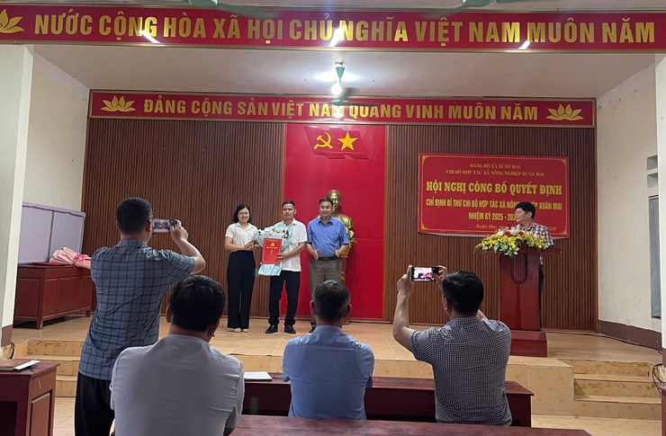 Đảng ủy xã Xuân Mai công bố Quyết định chỉ định Bí thư Chi bộ HTX Nông nghiệp Xuân Mai nhiệm kỳ 2025-2030- Ảnh 1.