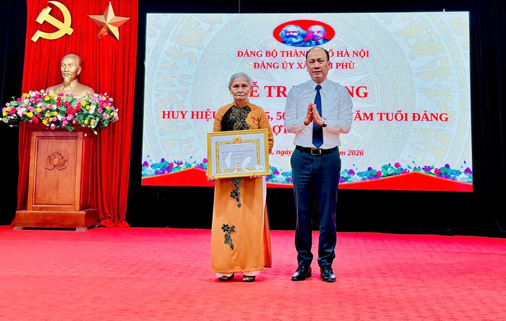 Nam Phù trang trọng trao Huy hiệu Đảng đợt 19/5: Khắc ghi cống hiến, lan toả niềm tin cách mạng- Ảnh 4.