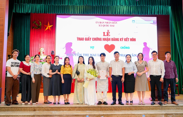 UBND XÃ QUỐC OAI TỔ CHỨC LỄ TRAO GIẤY CHỨNG NHẬN KẾT HÔN THEO MÔ HÌNH "CHÍNH QUYỀN THÂN THIỆN, PHỤC VỤ NHÂN DÂN"- Ảnh 4.
