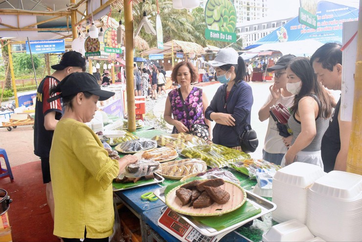 Sôi động “Tuần hàng Kinh tế tập thể - Đưa sản phẩm HTX đến người tiêu dùng Thủ đô năm 2026” tại Công viên Phùng Khoang- Ảnh 2.