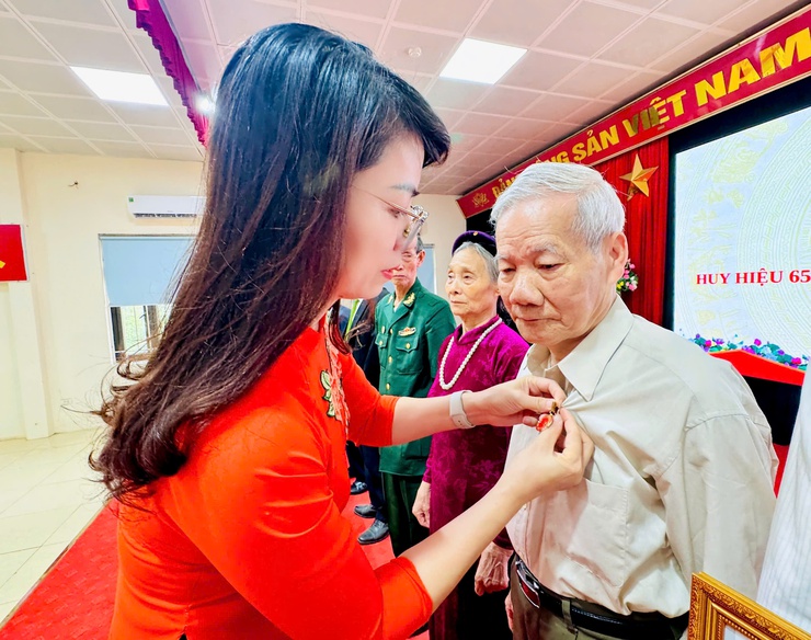 Nam Phù trang trọng trao Huy hiệu Đảng đợt 19/5: Khắc ghi cống hiến, lan toả niềm tin cách mạng- Ảnh 5.