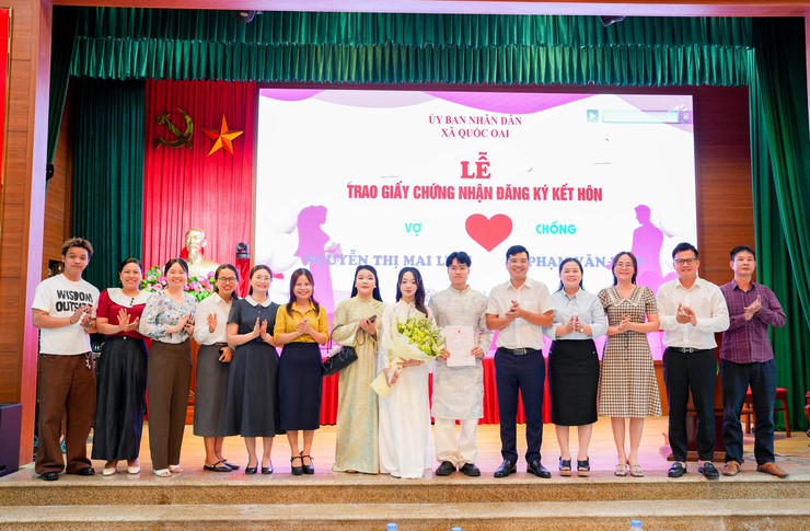 UBND XÃ QUỐC OAI TỔ CHỨC LỄ TRAO GIẤY CHỨNG NHẬN KẾT HÔN THEO MÔ HÌNH "CHÍNH QUYỀN THÂN THIỆN, PHỤC VỤ NHÂN DÂN"- Ảnh 5.