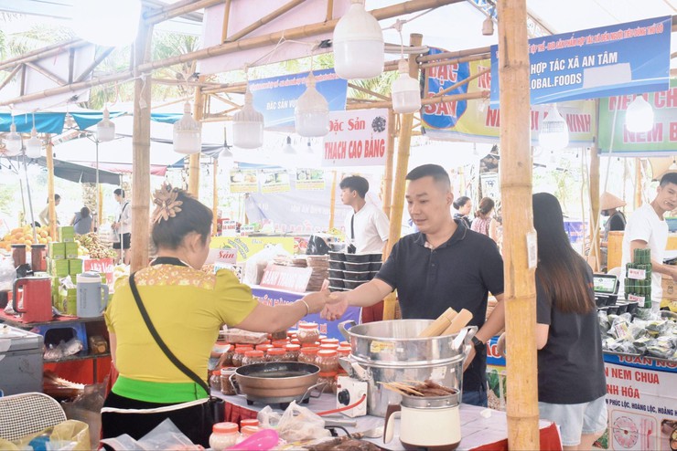 Sôi động “Tuần hàng Kinh tế tập thể - Đưa sản phẩm HTX đến người tiêu dùng Thủ đô năm 2026” tại Công viên Phùng Khoang- Ảnh 1.