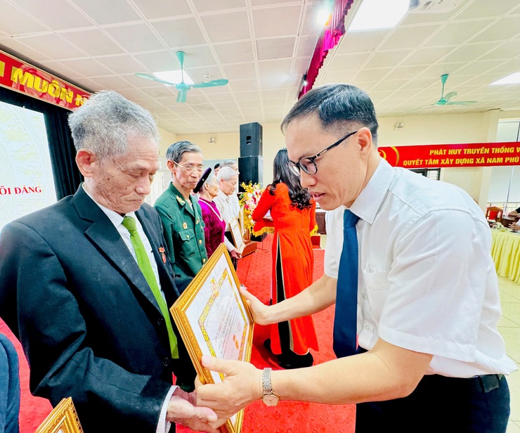 Nam Phù trang trọng trao Huy hiệu Đảng đợt 19/5: Khắc ghi cống hiến, lan toả niềm tin cách mạng- Ảnh 6.