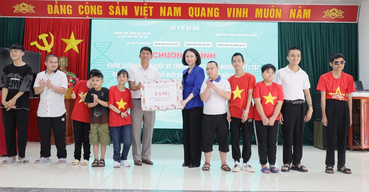 Hà Nội đẩy mạnh chăm sóc sức khỏe cho trẻ em, người khuyết tật tại các cơ sở bảo trợ xã hội- Ảnh 1.