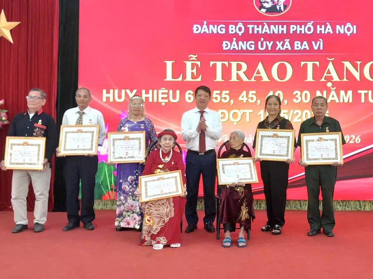 ĐẢNG ỦY XÃ BA VÌ TỔ CHỨC LỄ TRAO TẶNG HUY HIỆU ĐẢNG ĐỢT 19/5/2026- Ảnh 2.