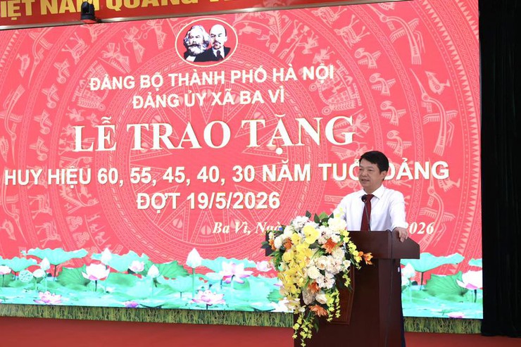 ĐẢNG ỦY XÃ BA VÌ TỔ CHỨC LỄ TRAO TẶNG HUY HIỆU ĐẢNG ĐỢT 19/5/2026- Ảnh 1.
