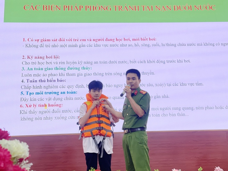 Tập huấn kỹ năng phòng chống tai nạn thương tích, đuối nước dịp hè cho học sinh- Ảnh 6.