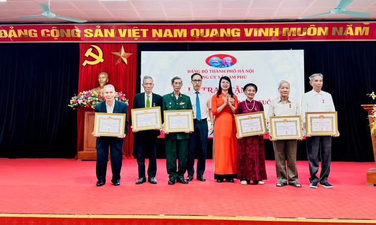 Nam Phù trang trọng trao Huy hiệu Đảng đợt 19/5: Khắc ghi cống hiến, lan toả niềm tin cách mạng- Ảnh 7.