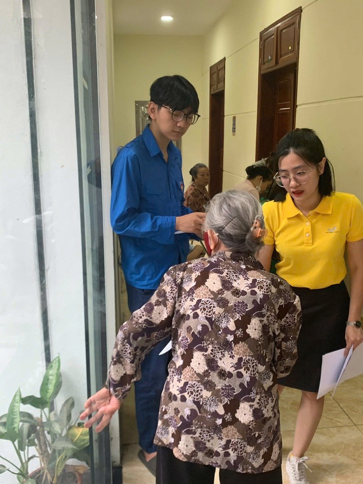 🌟 ĐOÀN THANH NIÊN PHƯỜNG BẠCH MAI THAM GIA HỖ TRỢ NGƯỜI DÂN KÝ ỦY QUYỀN NHẬN LƯƠNG HƯU, TRỢ CẤP CHO NGƯỜI YẾU THẾ 🌟- Ảnh 2.