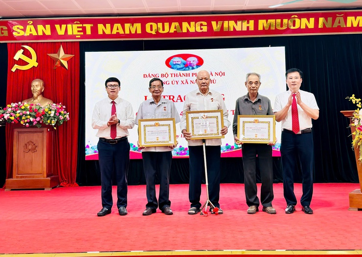 Nam Phù trang trọng trao Huy hiệu Đảng đợt 19/5: Khắc ghi cống hiến, lan toả niềm tin cách mạng- Ảnh 8.