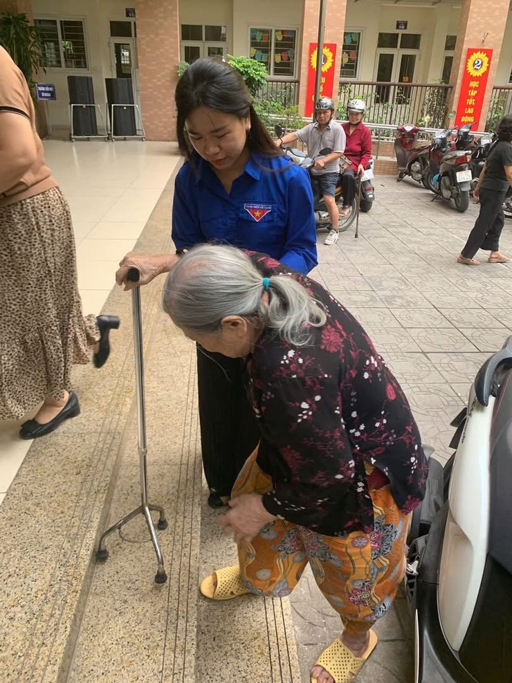 🌟 ĐOÀN THANH NIÊN PHƯỜNG BẠCH MAI THAM GIA HỖ TRỢ NGƯỜI DÂN KÝ ỦY QUYỀN NHẬN LƯƠNG HƯU, TRỢ CẤP CHO NGƯỜI YẾU THẾ 🌟- Ảnh 6.