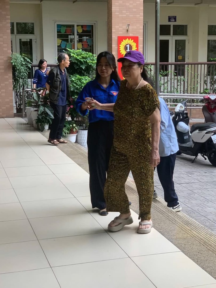 🌟 ĐOÀN THANH NIÊN PHƯỜNG BẠCH MAI THAM GIA HỖ TRỢ NGƯỜI DÂN KÝ ỦY QUYỀN NHẬN LƯƠNG HƯU, TRỢ CẤP CHO NGƯỜI YẾU THẾ 🌟- Ảnh 4.