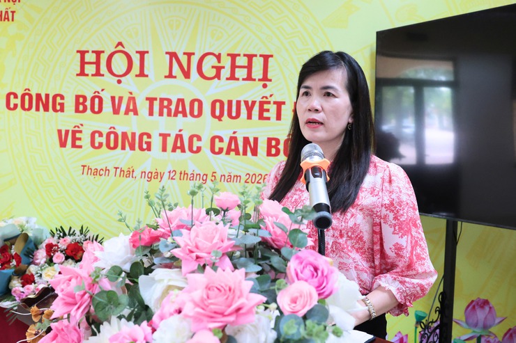 Xã Thạch Thất công bố và trao quyết định về công tác cán bộ tại Trường tiểu học Đại Đồng - Ảnh 2.