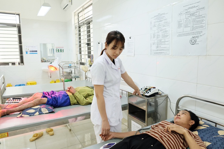 Kỷ niệm Ngày Quốc tế điều dưỡng (12-5): Tôn vinh những “trụ cột” thầm lặng của ngành y- Ảnh 1.