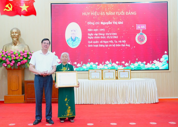 XÃ NGỌC HỒI TỔ CHỨC TRAO HUY HIỆU ĐẢNG ĐỢT 19/5 CHO 30 ĐẢNG VIÊN- Ảnh 2.