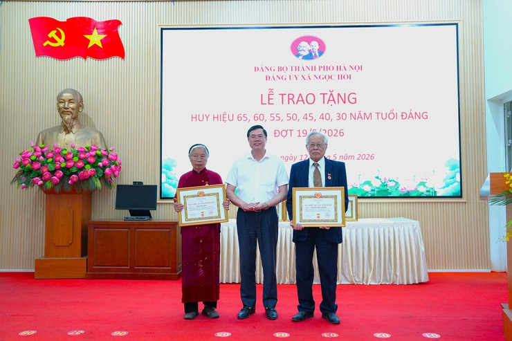 XÃ NGỌC HỒI TỔ CHỨC TRAO HUY HIỆU ĐẢNG ĐỢT 19/5 CHO 30 ĐẢNG VIÊN- Ảnh 3.