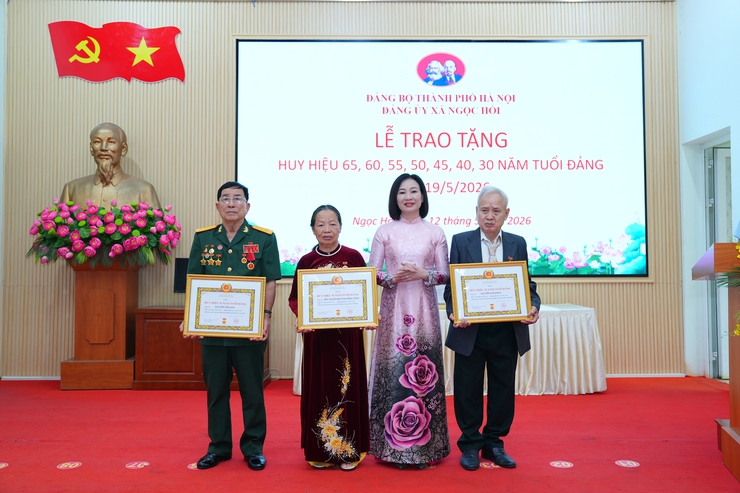 XÃ NGỌC HỒI TỔ CHỨC TRAO HUY HIỆU ĐẢNG ĐỢT 19/5 CHO 30 ĐẢNG VIÊN- Ảnh 4.