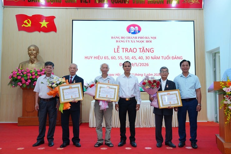 XÃ NGỌC HỒI TỔ CHỨC TRAO HUY HIỆU ĐẢNG ĐỢT 19/5 CHO 30 ĐẢNG VIÊN- Ảnh 5.