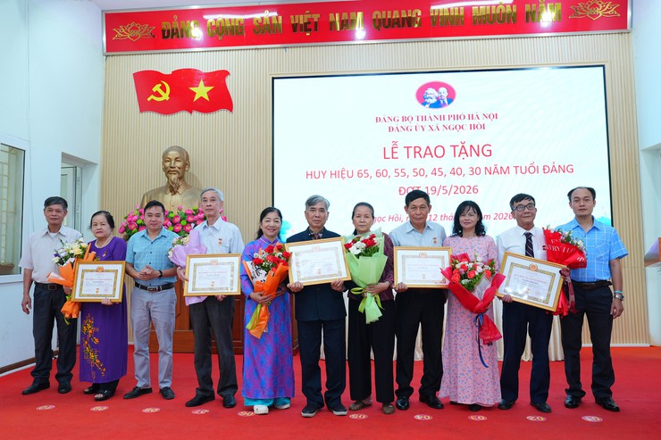 XÃ NGỌC HỒI TỔ CHỨC TRAO HUY HIỆU ĐẢNG ĐỢT 19/5 CHO 30 ĐẢNG VIÊN- Ảnh 6.