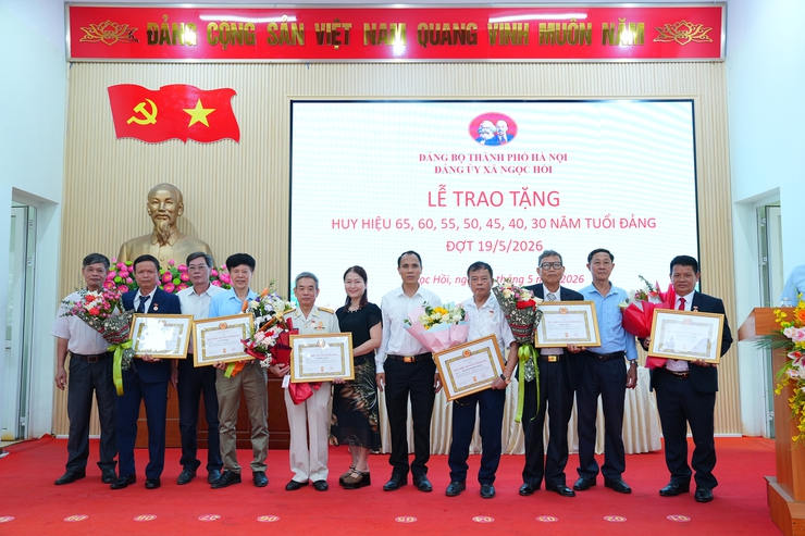 XÃ NGỌC HỒI TỔ CHỨC TRAO HUY HIỆU ĐẢNG ĐỢT 19/5 CHO 30 ĐẢNG VIÊN- Ảnh 7.