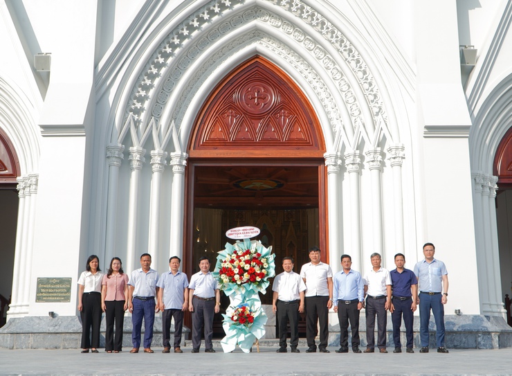 Lãnh đạo xã Đại Xuyên thăm, chúc mừng Giáo xứ Bái Đô chuẩn bị Đại lễ trọng đại- Ảnh 1.