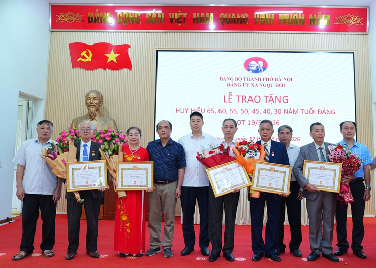 XÃ NGỌC HỒI TỔ CHỨC TRAO HUY HIỆU ĐẢNG ĐỢT 19/5 CHO 30 ĐẢNG VIÊN- Ảnh 8.
