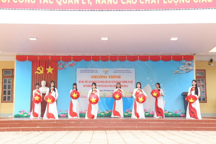 Hành trình "Gắn kết yêu thương" của Đoàn công tác Giáo dục và Đào tạo phường Tây Mỗ tại xã biên giới Lóng Sập, tỉnh Sơn La- Ảnh 1.