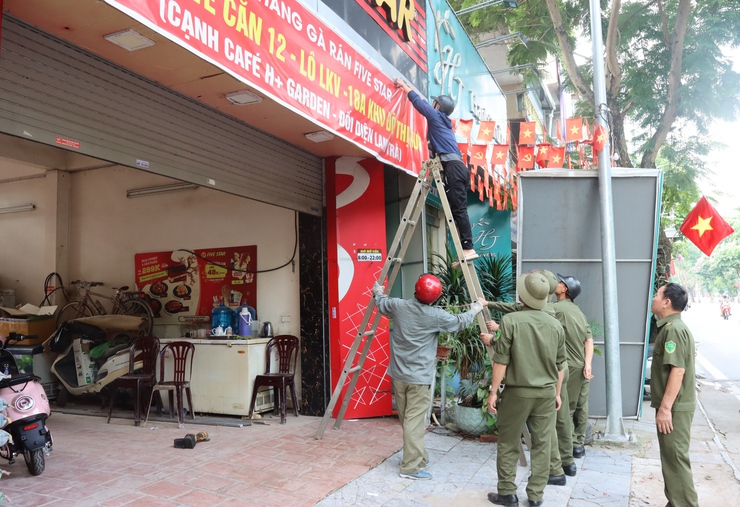 SƠN TÂY ĐỒNG LOẠT RA QUÂN ĐỢT CAO ĐIỂM KIỂM TRA, XỬ LÝ VI PHẠM TRẬT TỰ ĐÔ THỊ, TRẬT TỰ CÔNG CỘNG, VỆ SINH MÔI TRƯỜNG- Ảnh 3.