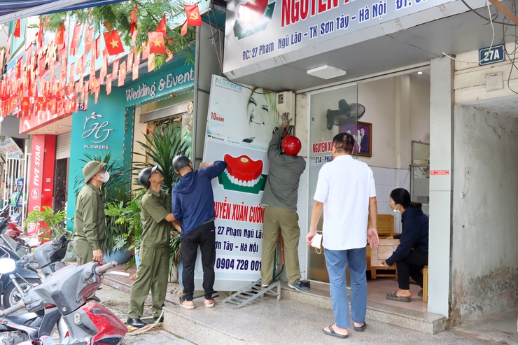 SƠN TÂY ĐỒNG LOẠT RA QUÂN ĐỢT CAO ĐIỂM KIỂM TRA, XỬ LÝ VI PHẠM TRẬT TỰ ĐÔ THỊ, TRẬT TỰ CÔNG CỘNG, VỆ SINH MÔI TRƯỜNG- Ảnh 4.