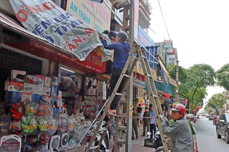 SƠN TÂY ĐỒNG LOẠT RA QUÂN ĐỢT CAO ĐIỂM KIỂM TRA, XỬ LÝ VI PHẠM TRẬT TỰ ĐÔ THỊ, TRẬT TỰ CÔNG CỘNG, VỆ SINH MÔI TRƯỜNG- Ảnh 7.