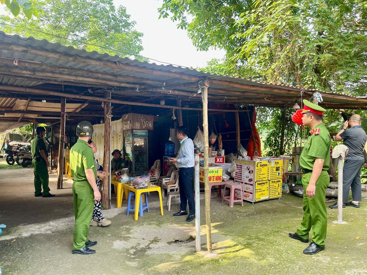 SƠN TÂY ĐỒNG LOẠT RA QUÂN ĐỢT CAO ĐIỂM KIỂM TRA, XỬ LÝ VI PHẠM TRẬT TỰ ĐÔ THỊ, TRẬT TỰ CÔNG CỘNG, VỆ SINH MÔI TRƯỜNG- Ảnh 8.