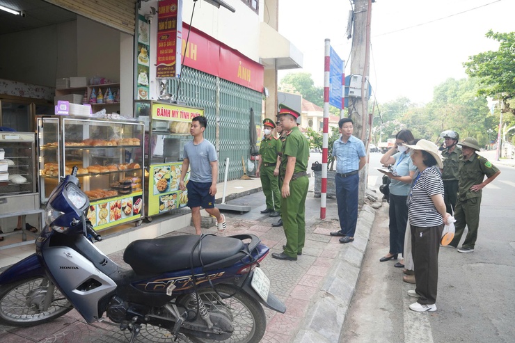 SƠN TÂY ĐỒNG LOẠT RA QUÂN ĐỢT CAO ĐIỂM KIỂM TRA, XỬ LÝ VI PHẠM TRẬT TỰ ĐÔ THỊ, TRẬT TỰ CÔNG CỘNG, VỆ SINH MÔI TRƯỜNG- Ảnh 9.