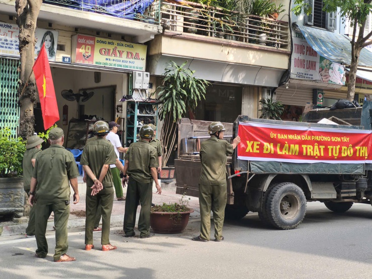 SƠN TÂY ĐỒNG LOẠT RA QUÂN ĐỢT CAO ĐIỂM KIỂM TRA, XỬ LÝ VI PHẠM TRẬT TỰ ĐÔ THỊ, TRẬT TỰ CÔNG CỘNG, VỆ SINH MÔI TRƯỜNG- Ảnh 10.