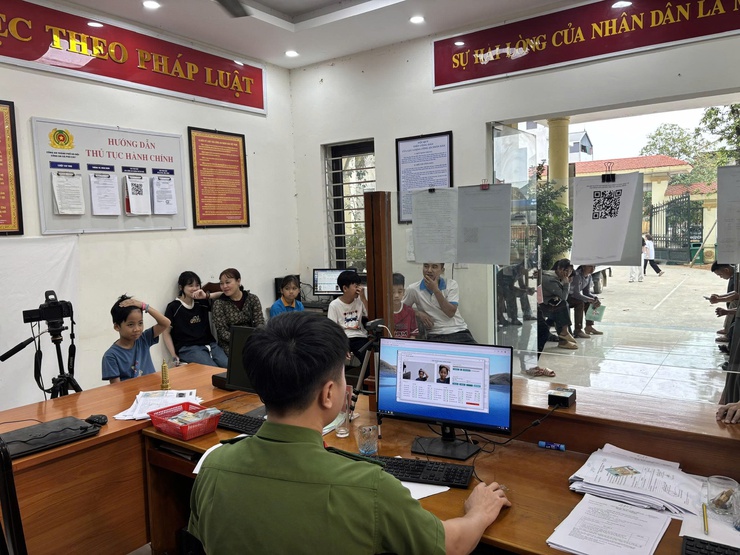 Công an xã Phú Cát tăng cường cấp định danh điện tử mức độ 2 cho trẻ em vì Nhân dân phục vụ- Ảnh 1.