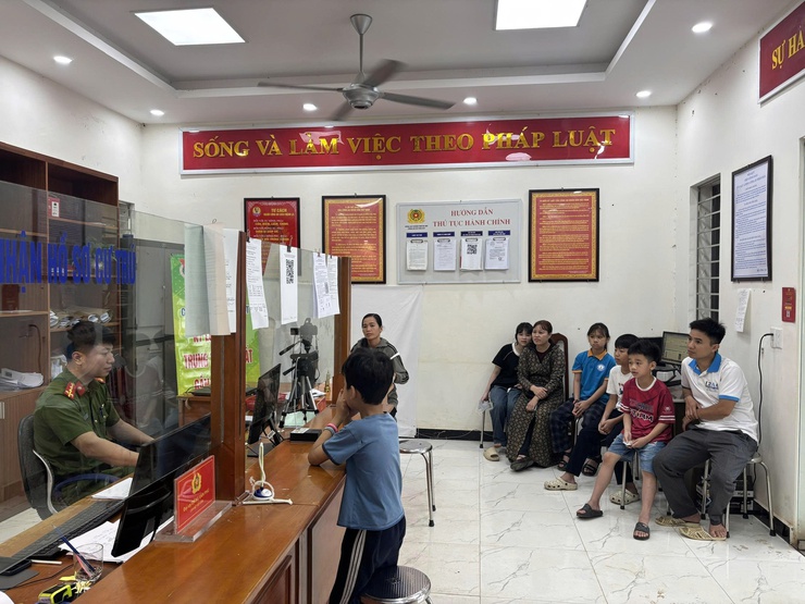 Công an xã Phú Cát tăng cường cấp định danh điện tử mức độ 2 cho trẻ em vì Nhân dân phục vụ- Ảnh 3.