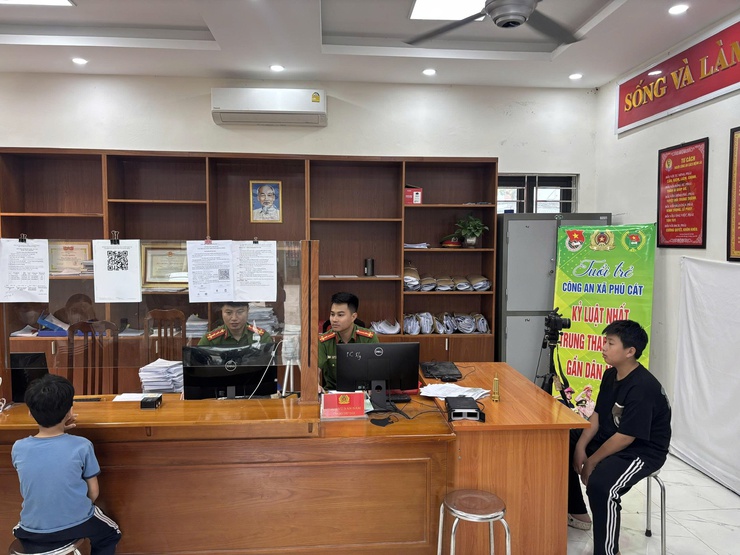 Công an xã Phú Cát tăng cường cấp định danh điện tử mức độ 2 cho trẻ em vì Nhân dân phục vụ- Ảnh 2.