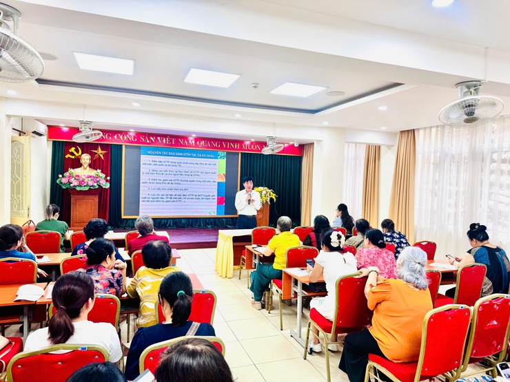 Phường Hoàn Kiếm tổ chức tập huấn kiến thức an toàn thực phẩm cho Ban Chỉ đạo ATTP và Tổ Giám sát cộng đồng- Ảnh 2.