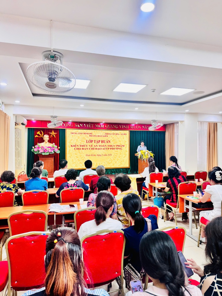 Phường Hoàn Kiếm tổ chức tập huấn kiến thức an toàn thực phẩm cho Ban Chỉ đạo ATTP và Tổ Giám sát cộng đồng- Ảnh 4.