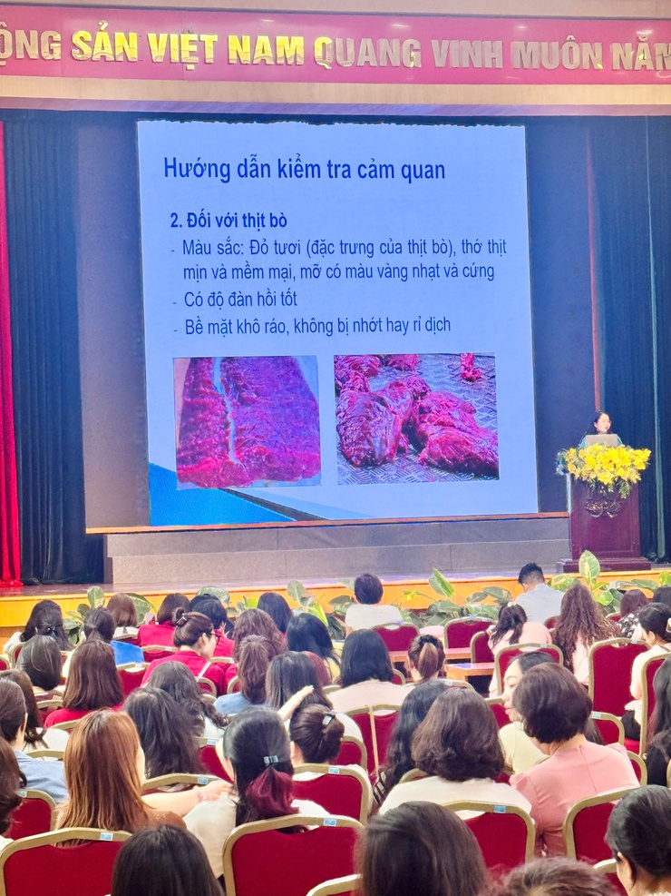 Phường Hoàn Kiếm tổ chức tập huấn kiểm soát chất lượng thịt gia súc, gia cầm và phòng chống dịch bệnh trong trường học- Ảnh 2.
