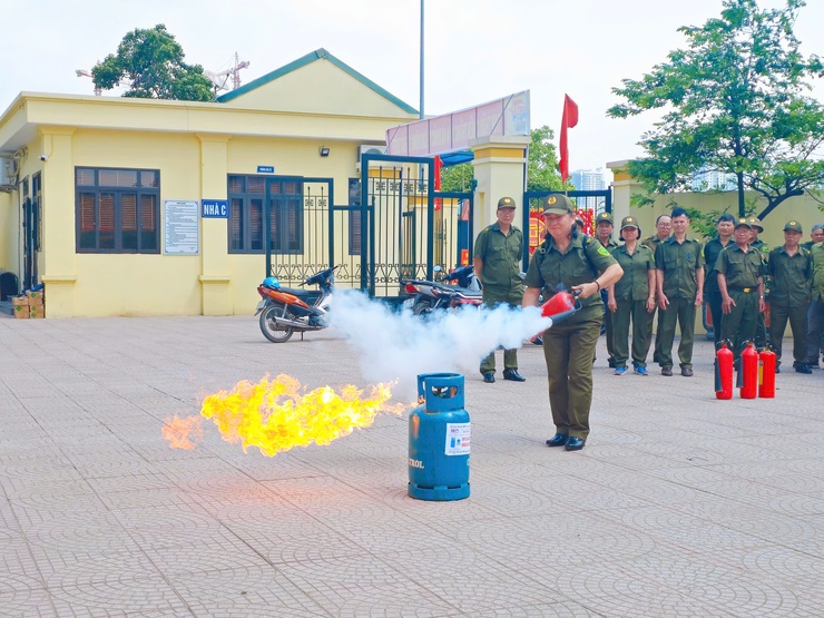 Phường Thanh Liệt nâng cao kỹ năng PCCC và CNCH cho lực lượng cơ sở, chủ động bảo đảm an toàn địa bàn- Ảnh 6.