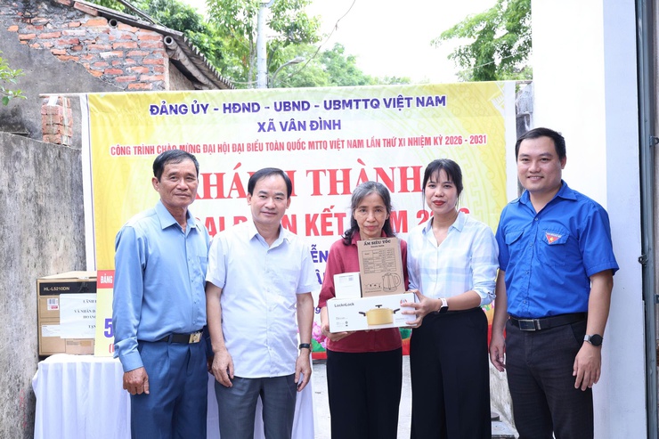 Xã Vân Đình khánh thành Nhà Đại đoàn kết cho hộ cận nghèo tại thôn Hoàng Xá- Ảnh 4.