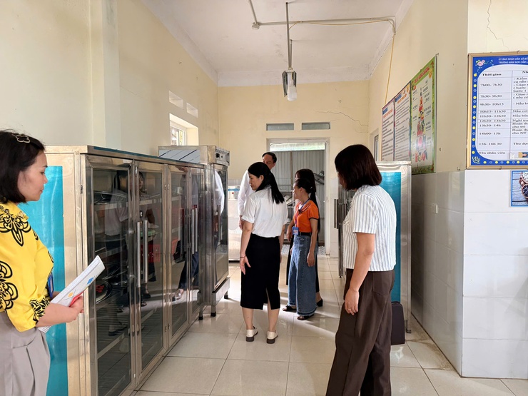 Xã Bất Bạt: Chú trọng công tác an toàn vệ sinh thực phẩm bữa ăn bán trú- Ảnh 1.