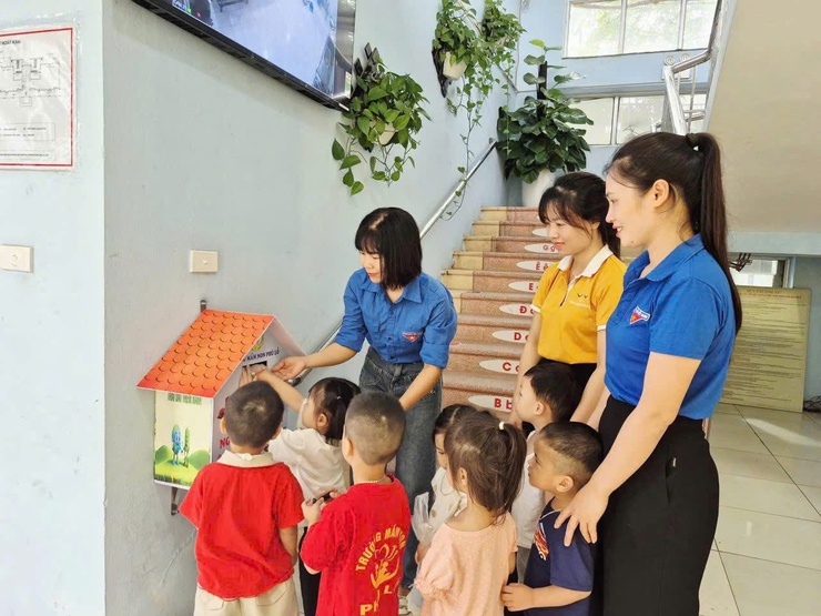 CHI ĐOÀN TRƯỜNG MẦM NON PHÙ LỖ TRIỂN KHAI MÔ HÌNH "NGÔI NHÀ CỦA PIN" CHUNG TAY BẢO VỆ MÔI TRƯỜNG- Ảnh 1.