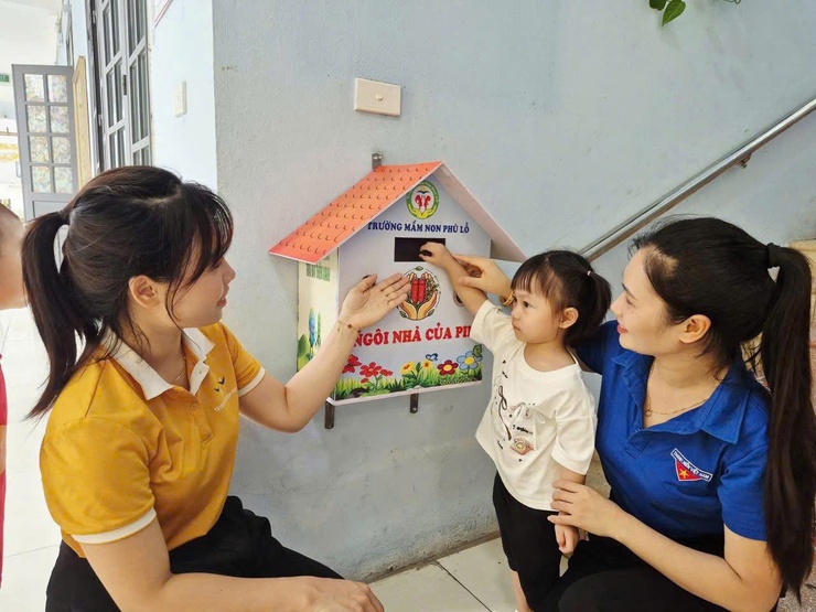 CHI ĐOÀN TRƯỜNG MẦM NON PHÙ LỖ TRIỂN KHAI MÔ HÌNH "NGÔI NHÀ CỦA PIN" CHUNG TAY BẢO VỆ MÔI TRƯỜNG- Ảnh 2.