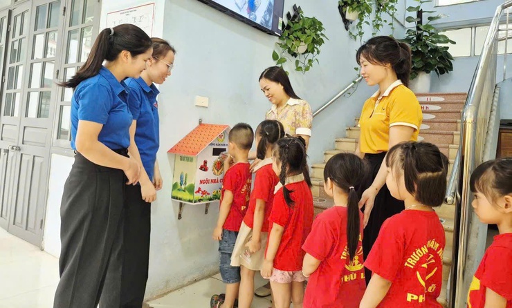 CHI ĐOÀN TRƯỜNG MẦM NON PHÙ LỖ TRIỂN KHAI MÔ HÌNH "NGÔI NHÀ CỦA PIN" CHUNG TAY BẢO VỆ MÔI TRƯỜNG- Ảnh 3.