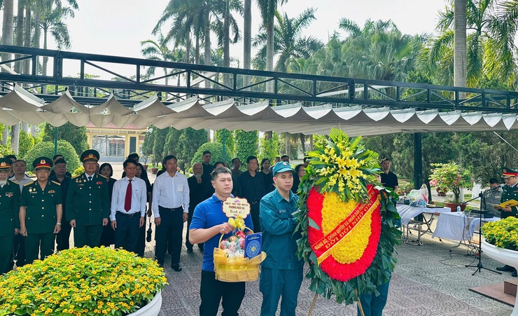 Ngọc Hà tổ chức Lễ truy điệu và an táng hài cốt Liệt sĩ Hoàng Minh Đức- Ảnh 6.