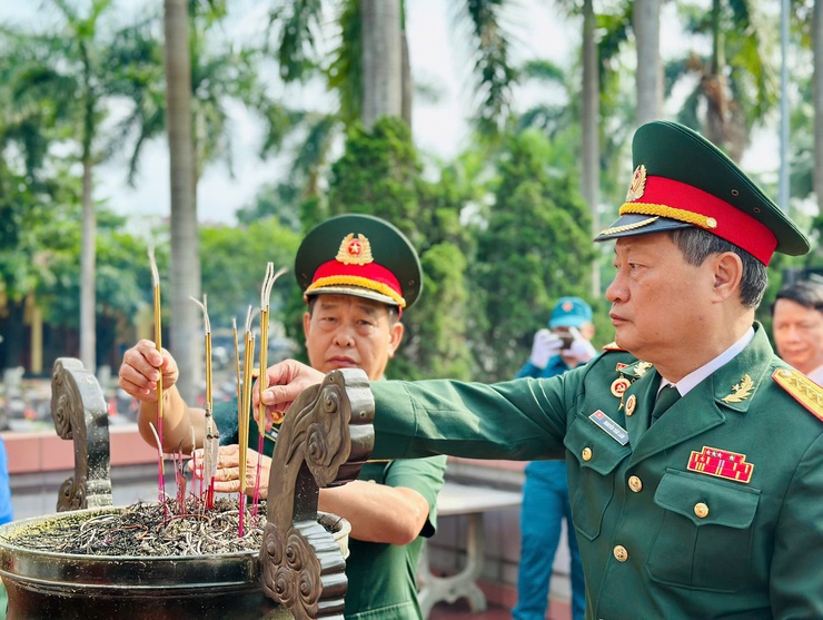 Ngọc Hà tổ chức Lễ truy điệu và an táng hài cốt Liệt sĩ Hoàng Minh Đức- Ảnh 11.