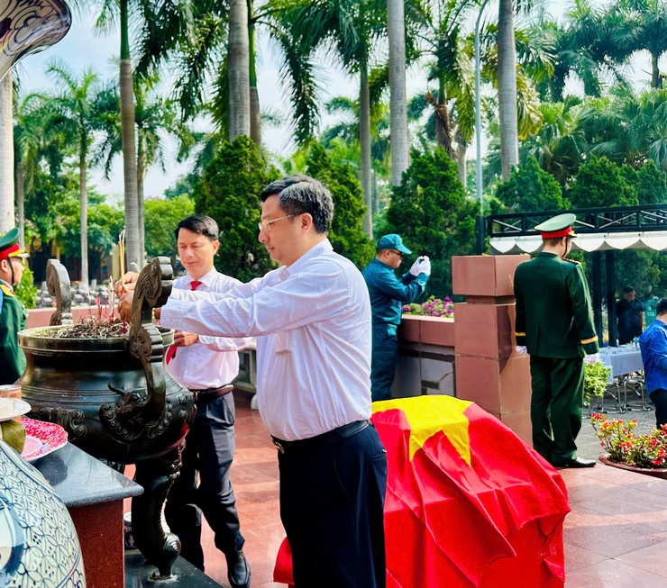 Ngọc Hà tổ chức Lễ truy điệu và an táng hài cốt Liệt sĩ Hoàng Minh Đức- Ảnh 10.