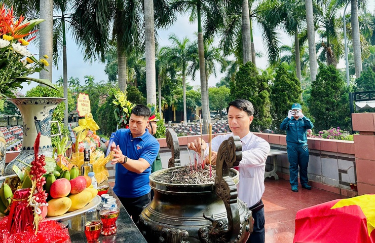 Ngọc Hà tổ chức Lễ truy điệu và an táng hài cốt Liệt sĩ Hoàng Minh Đức- Ảnh 12.